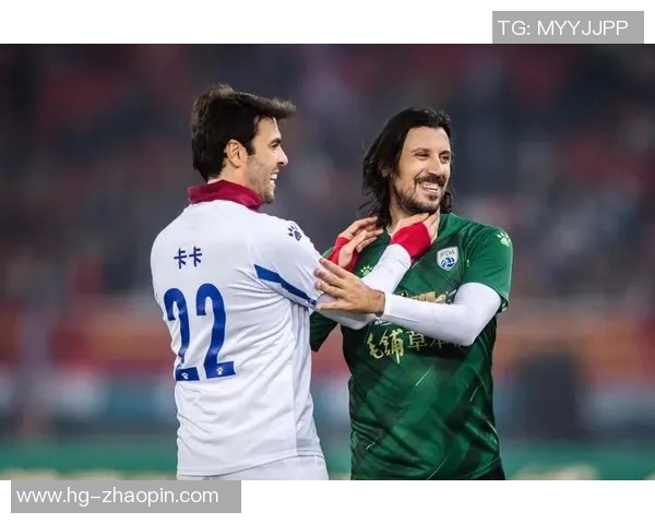 足球球星用心形图案展现热爱与力量,展现竞技场上的激情与温暖 足球球星用心形图案展现热爱与力量,展现竞技场上的激情与温暖